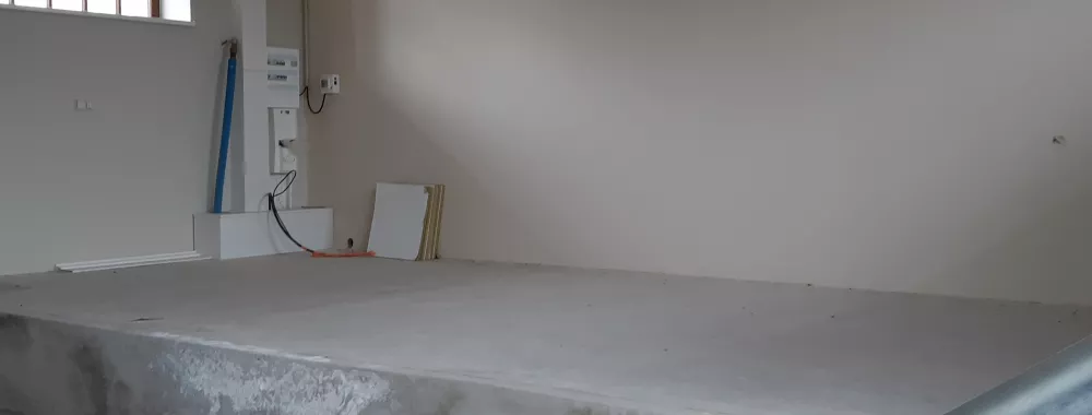 MEZZANINE ET FENETRE COTE ROUTE