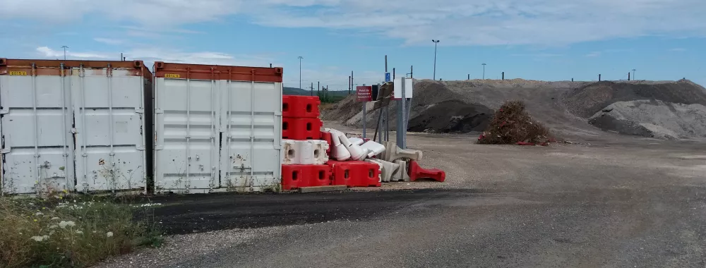 Vue latérale du terrain