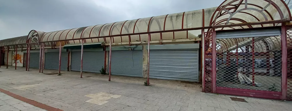 Photo parvis cellules commerciales