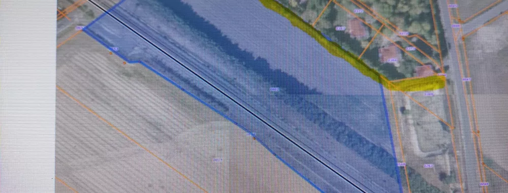 TERRAIN AVEC CHEMIN D'ACCES EN JAUNE OBLIGATOIRE POUR LA SNCF