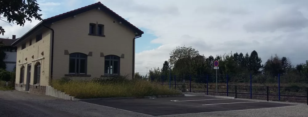 bâtiment et parking