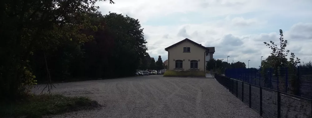 bâtiment et parking