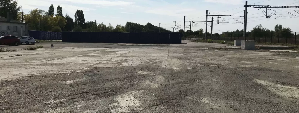 Vue extérieure d'un terrain nu à louer à Ecouflant