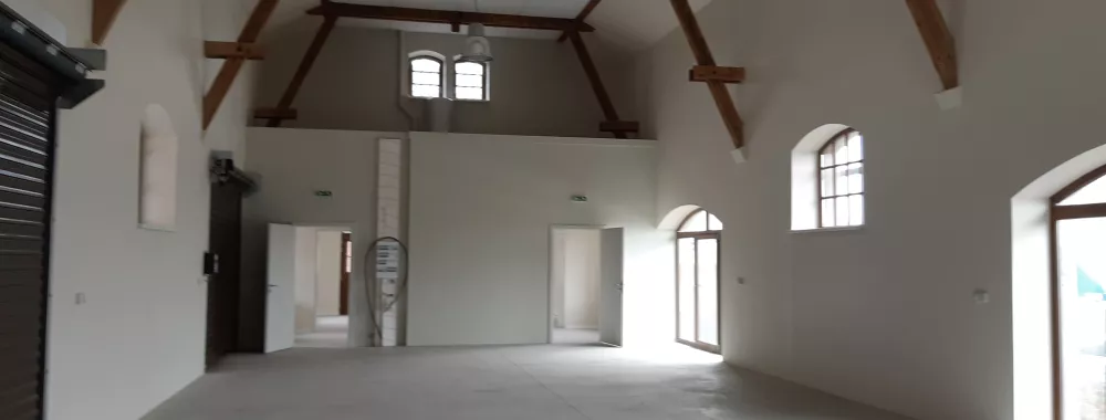 grande surface avec portes sectionnelles