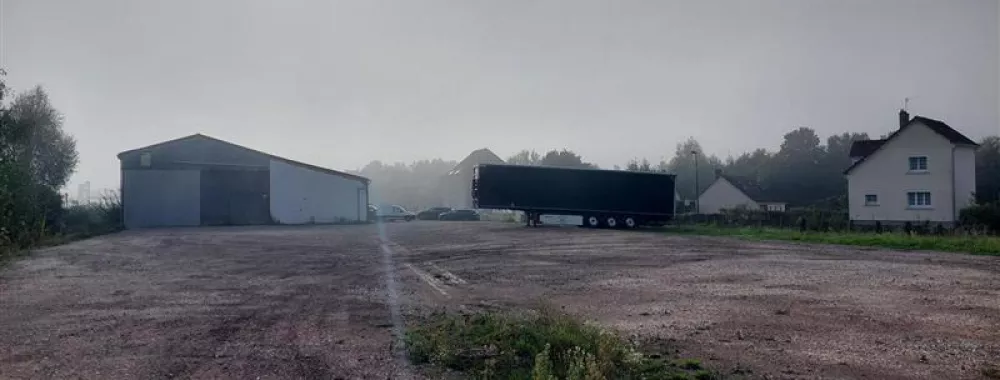 Terrain de 6 600 m² avec entrepôt et bureau de 1 050m² à LOUER.