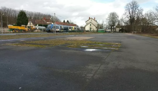 Terrain plat goudronné