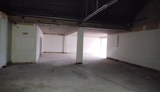 Intérieur local de 200m²