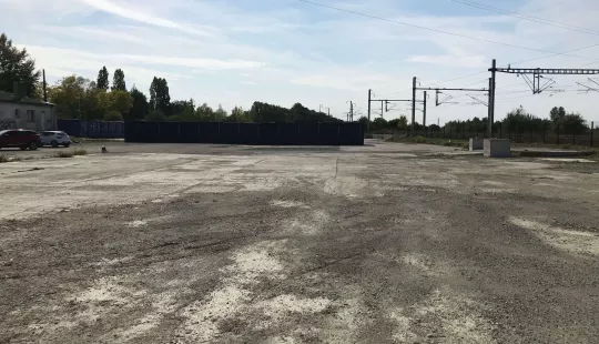 Vue extérieure d'un terrain nu à louer à Ecouflant